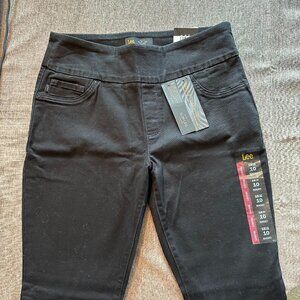 NWT Women's Sculpting Slim Fit Leg Midrise Pull On Jean Black Size 10 Short